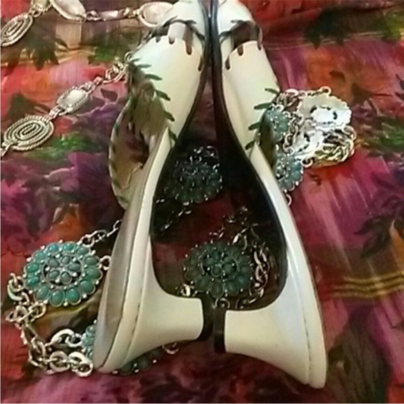 Beautiful pair of California Magdesians White Shoes with Contrast Stitching - Picture 5 of 8